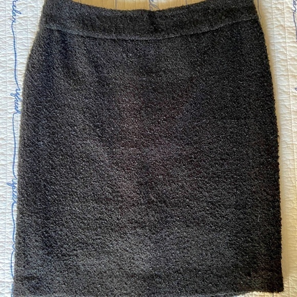 🎀 3 for $25 Black, textured midi skirt - Picture 1 of 5